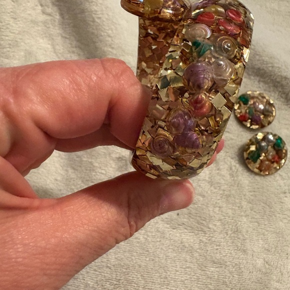 Vintage Lucite Seashell Bracelet Earrings Jewelry Set Gold Foil Confetti Bypass - Picture 6 of 8